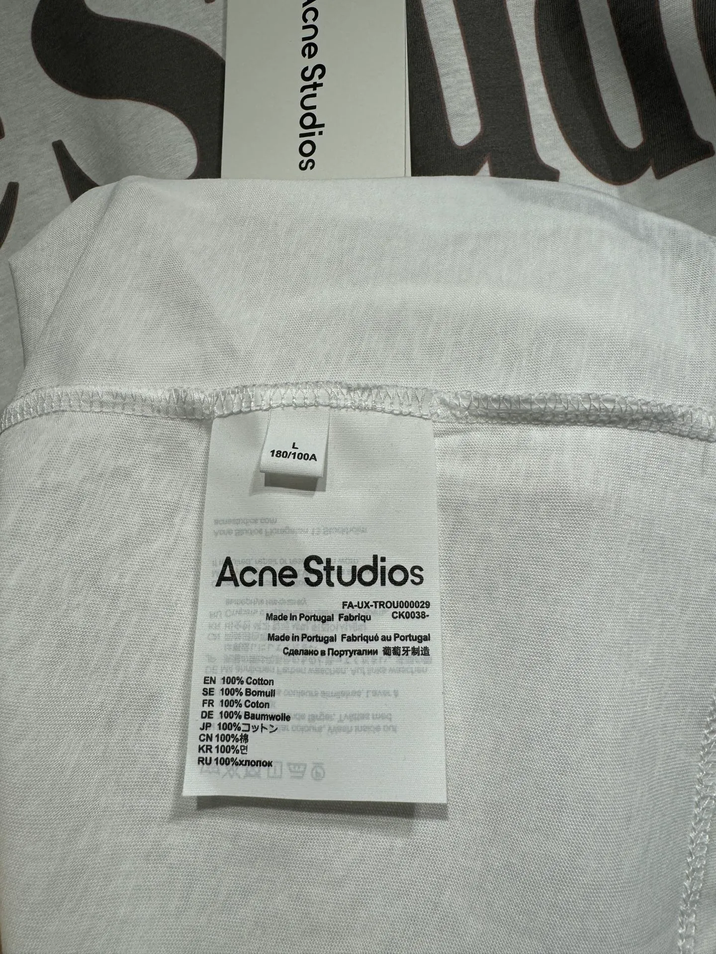 Acne studios New Arrival long-sleeved Acne is the number one for showing off body fat! Pear-shaped sisters close their eyes and look at each other! Who knows! This set is really the natural outfit for pear-shaped figures. Acne washed letter letter long-sleeves are really good at girls. It is splashed with ink to make it look old, and the back pockets are made of leather fabrics and decorated with studs for an amazing draping effect. The fleshy legs and wide fake crotch completely cover the loose feeling when walking in the wind. It is perfect for summer and can be worn with a candy-colored hat. Just pair it with a pair of white shoes, and the Korean heroine has the flavor. It can be worn for daily commuting, dating, and shopping. A no-brainer dressing formula. Lazy people can just copy the pear shape from work. Small sisters close their eyes and look better in whoever wears it! Size: S M L XL